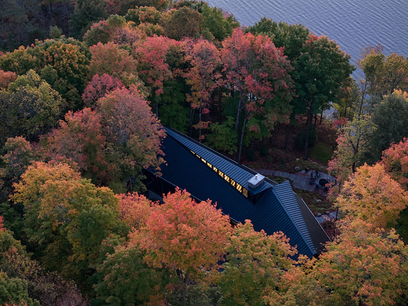 Vista aérea de la cabaña de Barbora Vokac Taylor Architect integrada en el bosque de Muskoka