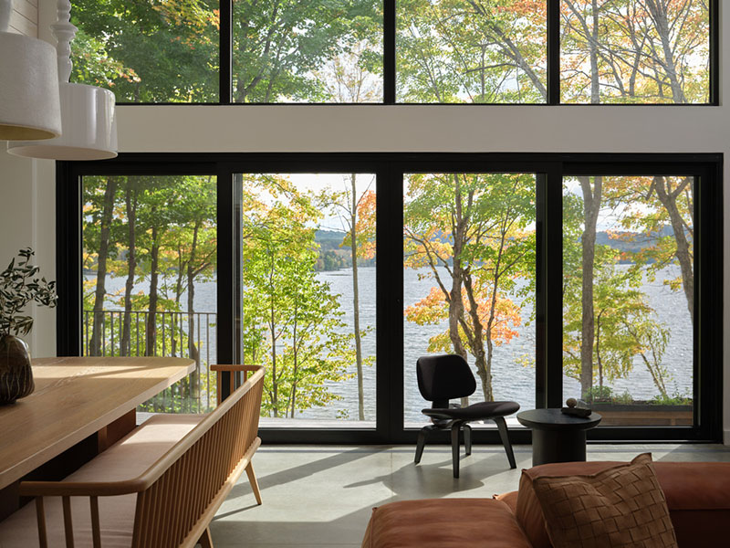 Ventanales de Barbora Vokac Taylor Architect con vista directa al lago Muskoka