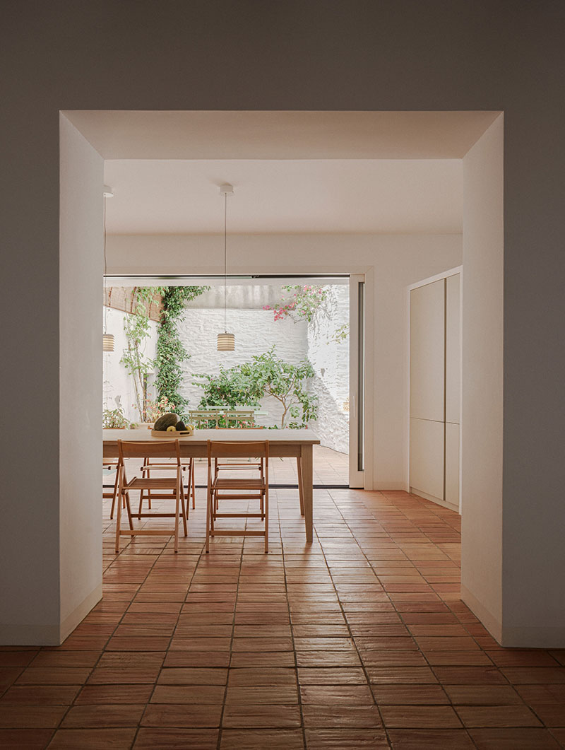 Comedor abierto al patio interior proyectado por Bea Portabella y Jordi Pagès