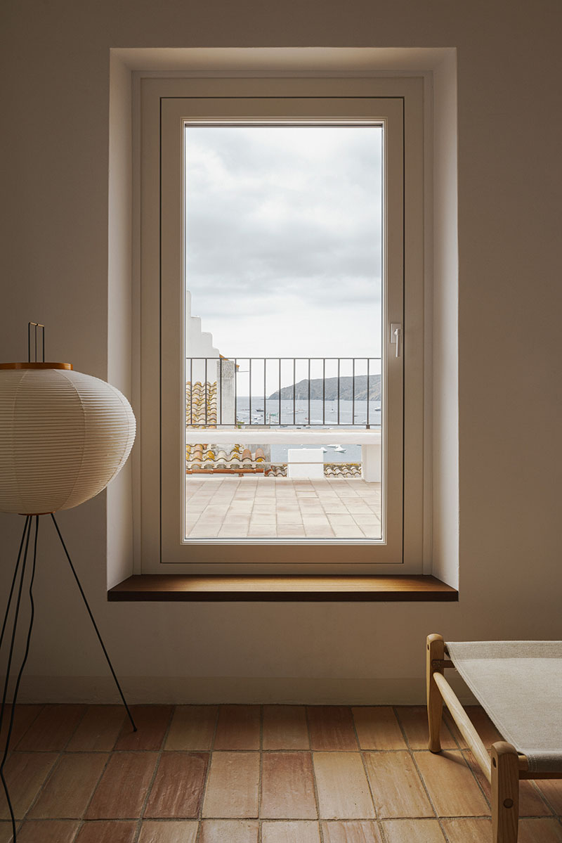 Ventana con salida a la terraza orientada al horizonte en el proyecto de Bea Portabella y Jordi Pagès