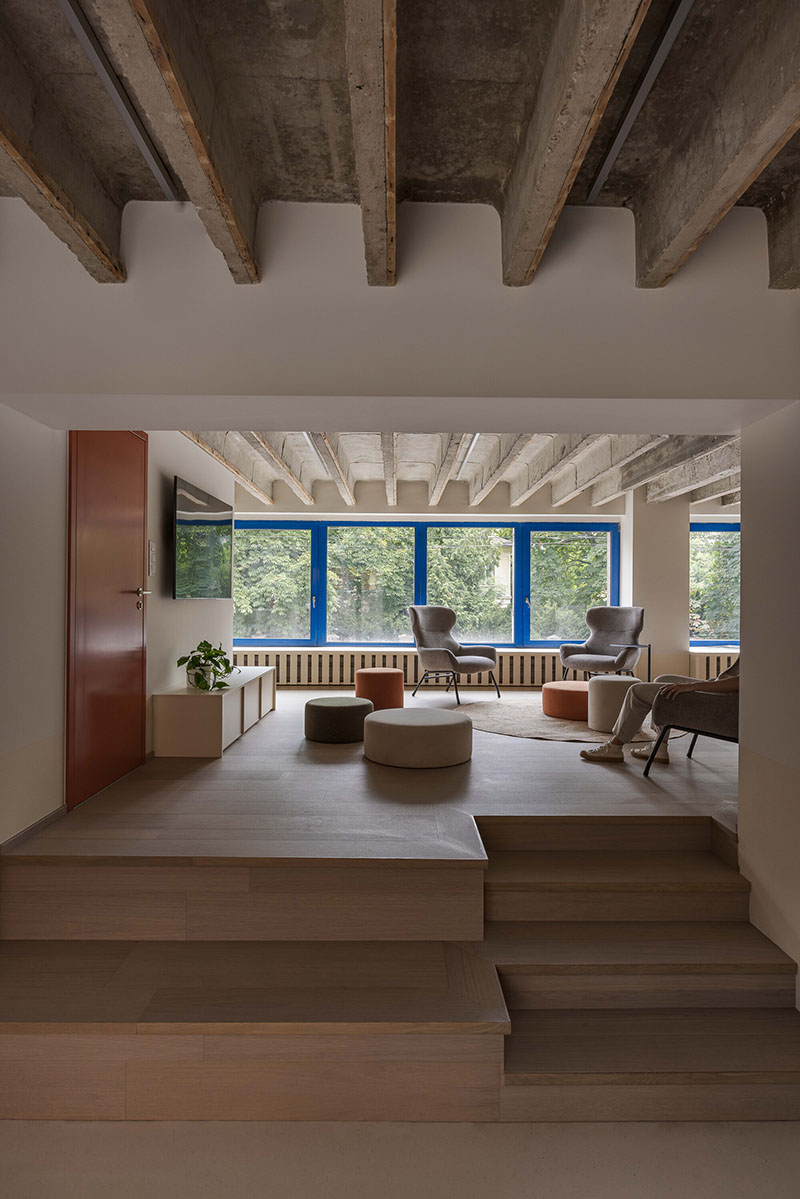 Sala común del Metropol con techo nervado visible, obra de Beed Architekti