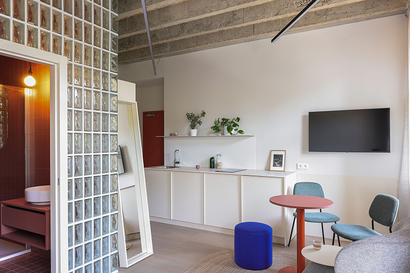 Apartamento del Metropol con cocina integrada, proyectado por Beed Architekti