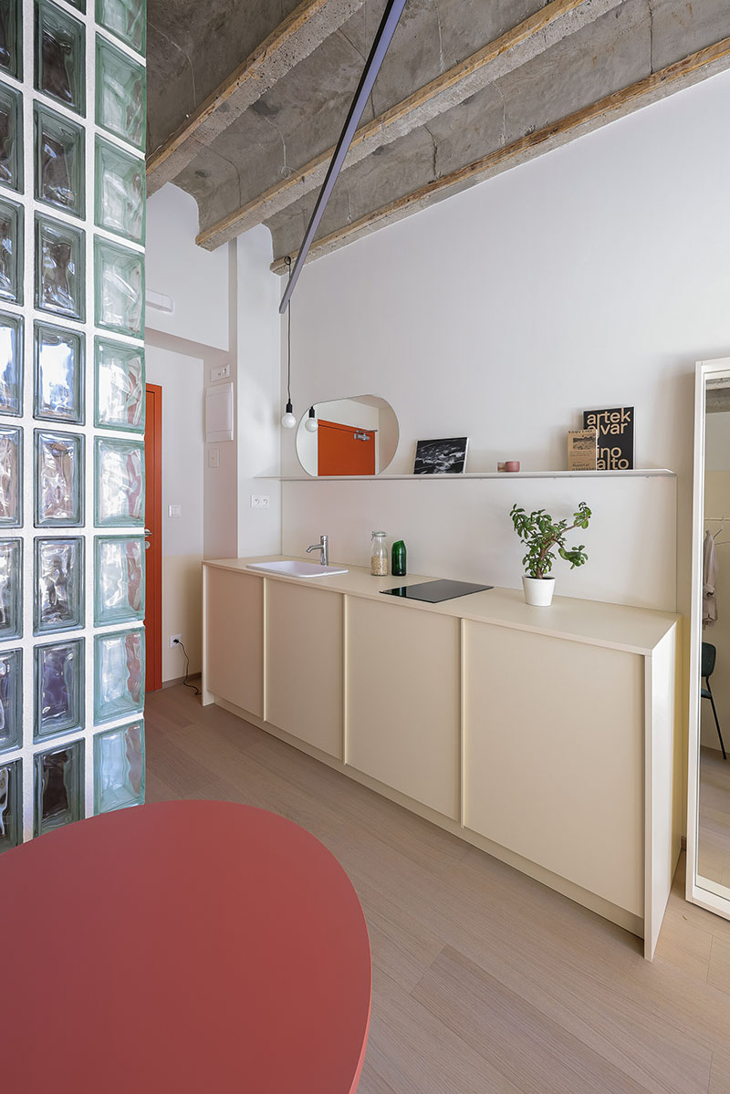 Detalle de la cocina en el Metropol, intervención de Beed Architekti