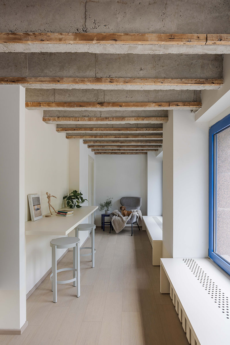 Galería interior del Metropol con mobiliario minimalista, realizada por Beed Architekti