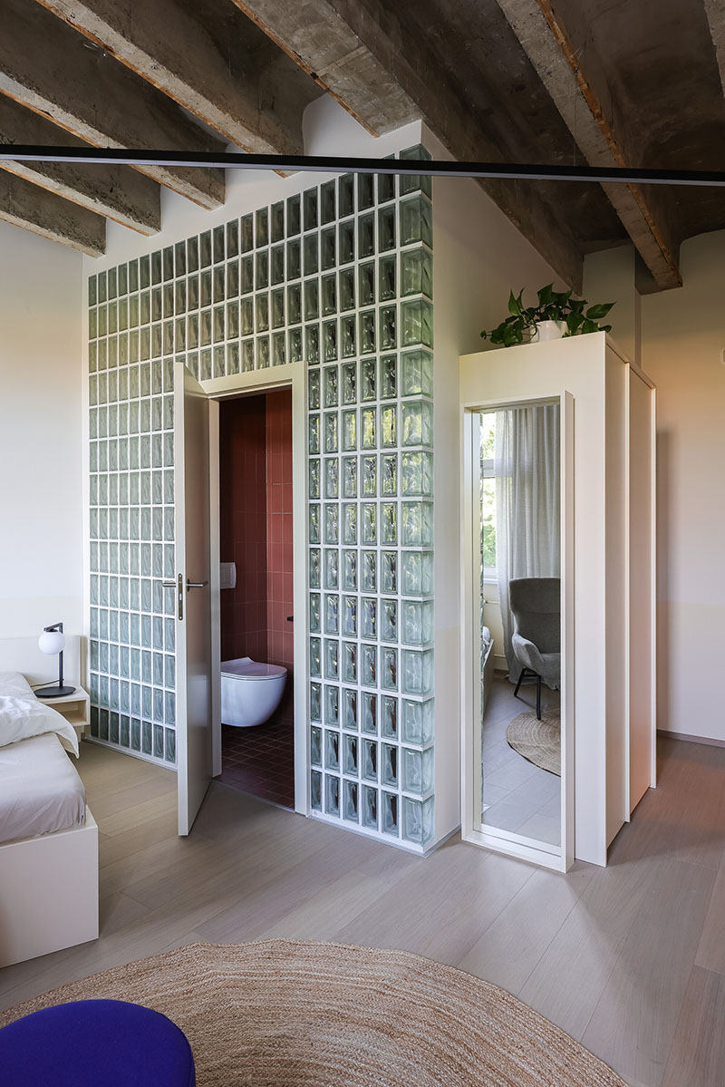 Unidad residencial del Metropol con tabiques de bloques de vidrio, obra de Beed Architekti