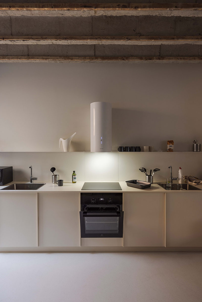 Cocina del Metropol en diseño sobrio y funcional de Beed Architekti