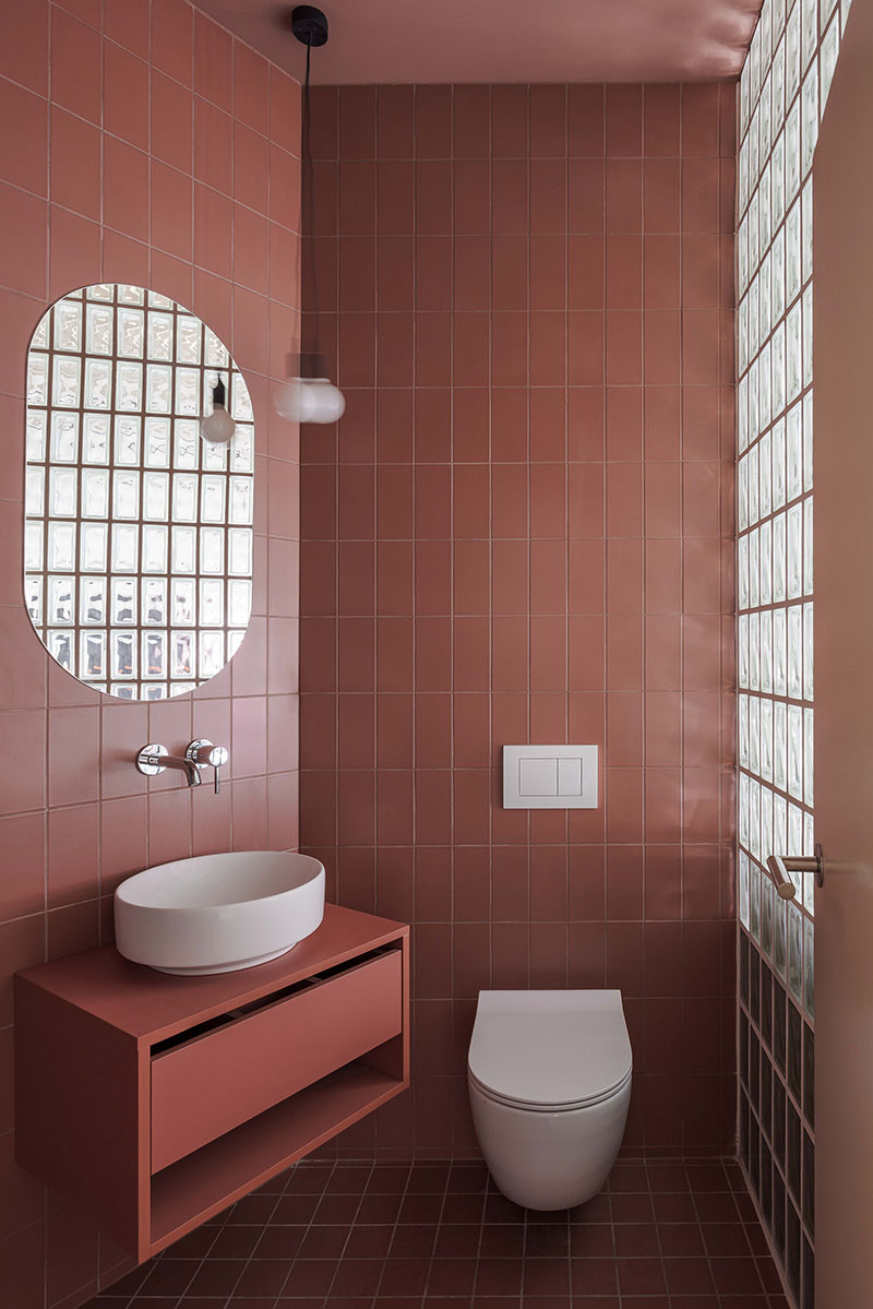 Baño del Metropol con azulejo cerámico rojo diseñado por Beed Architekti