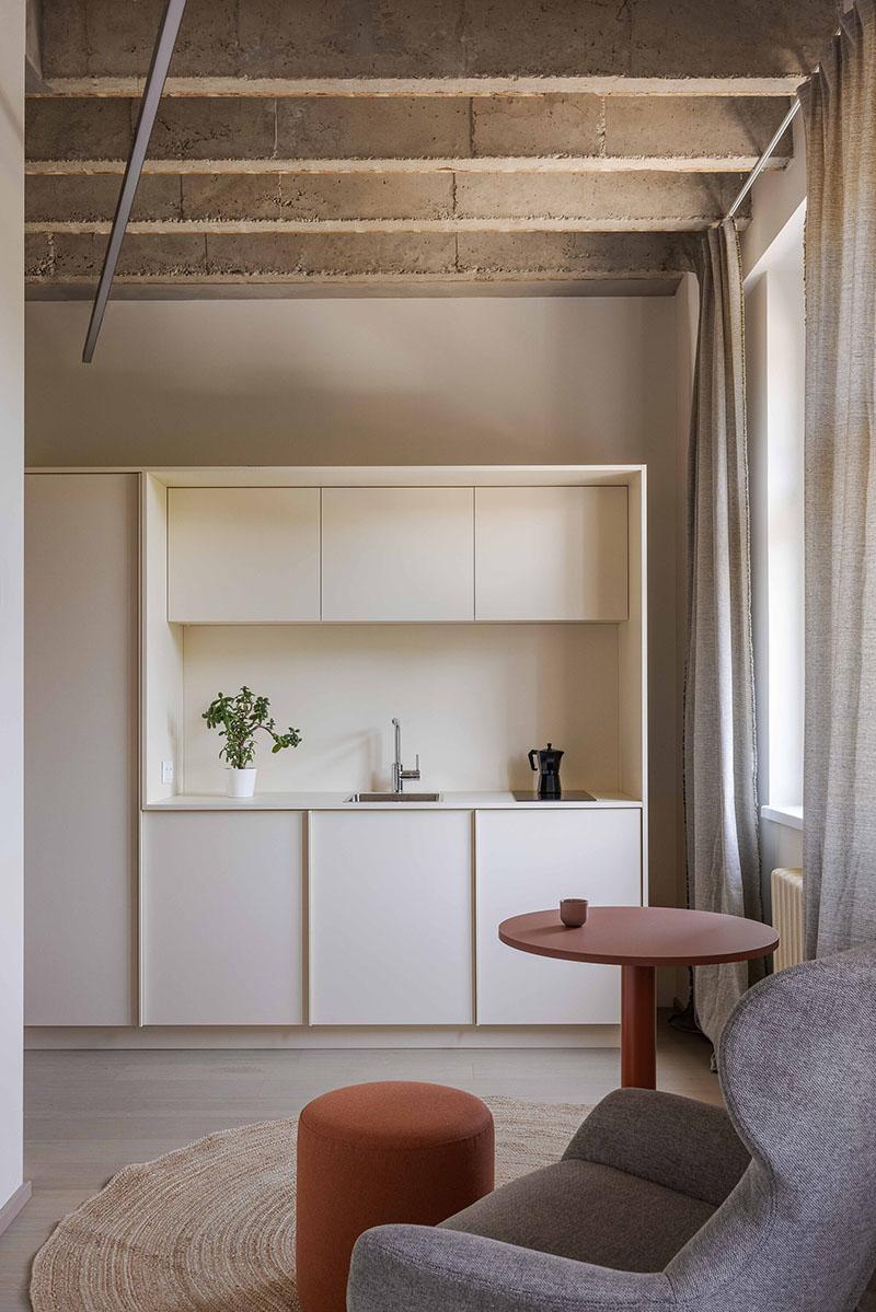 Cocina minimalista del Metropol con creada por Beed Architekti
