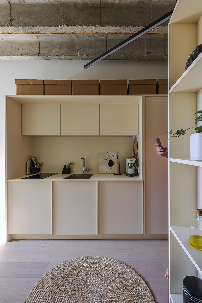 Cocina minimalista del Metropol con creada por Beed Architekti