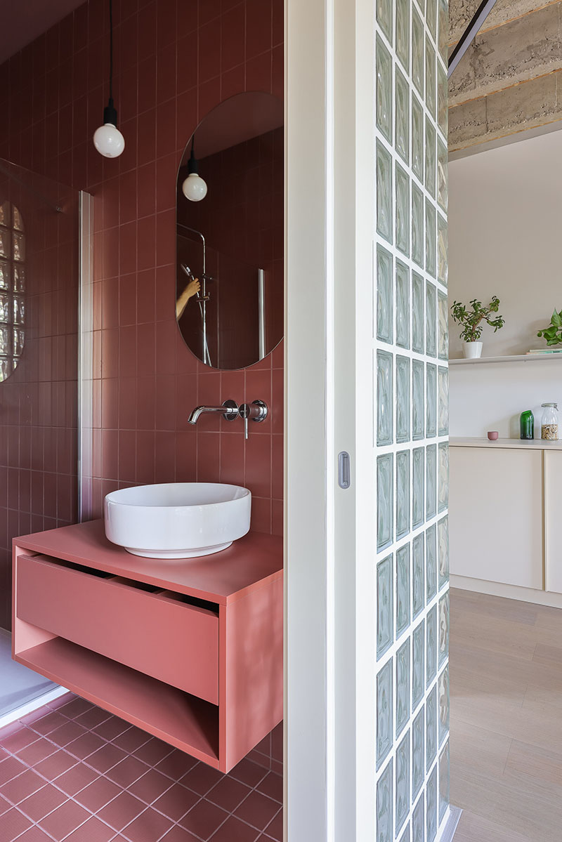 Baño del Metropol con azulejo cerámico rojo diseñado por Beed Architekti