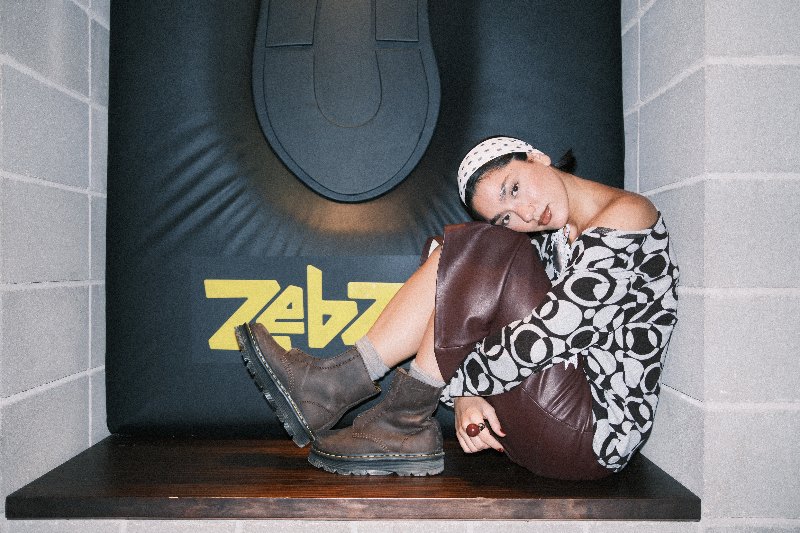 Usa las nuevas Dr. Martens copiando los looks de su fiesta