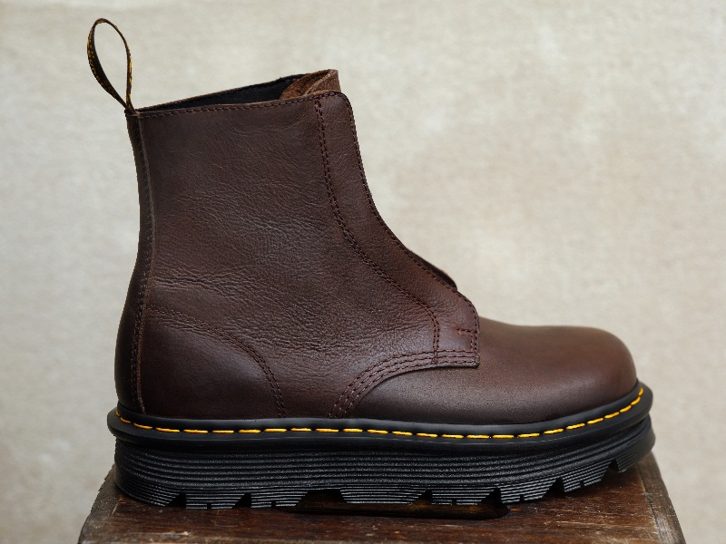 Usa las nuevas Dr. Martens copiando los looks de su fiesta