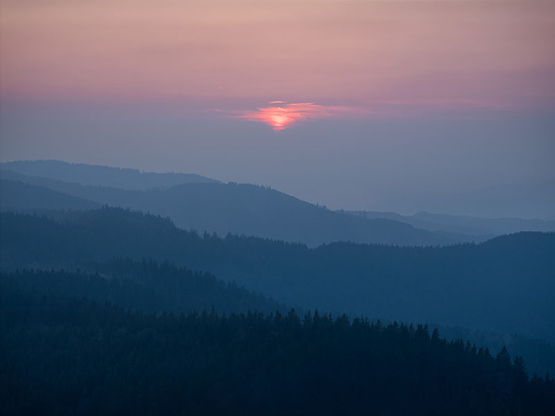 Paisaje montañoso captado desde la casa de Senaa con capas de colinas al atardecer