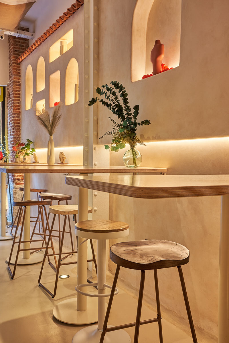 El Patio de LaTomata. zona de mesas altas