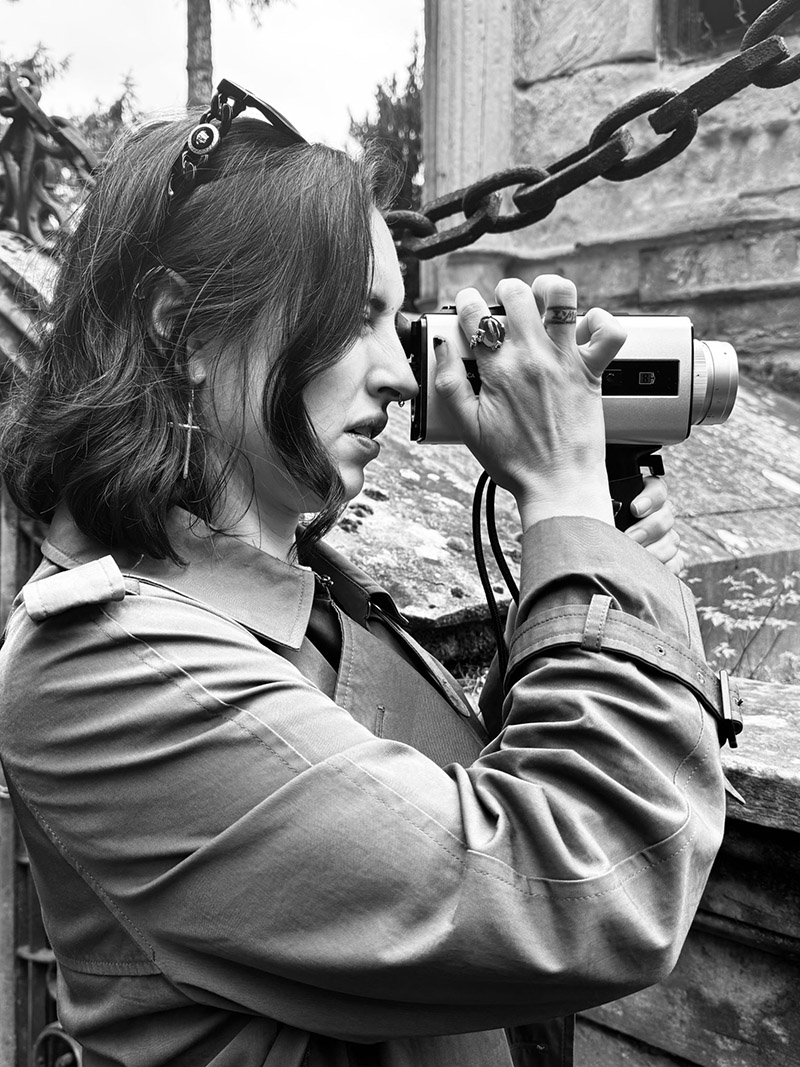 el último arrebato - imagen de una chica con una cámara de cine super 8