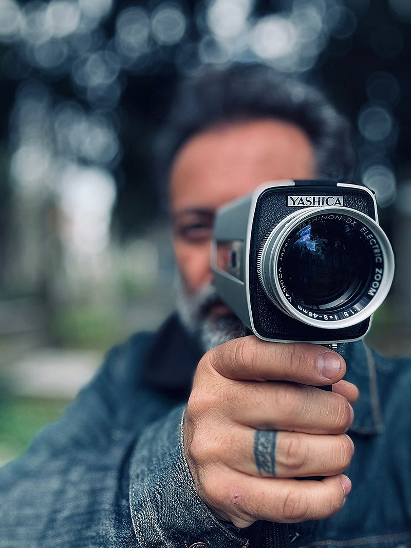 el último arrebato - imagen de un señor con una cámara de cine super 8