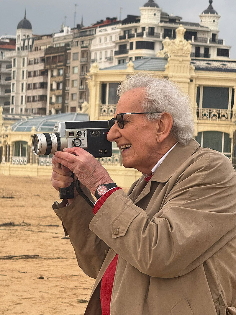 el último arrebato - imagen de un señor con una cámara de cine super 8