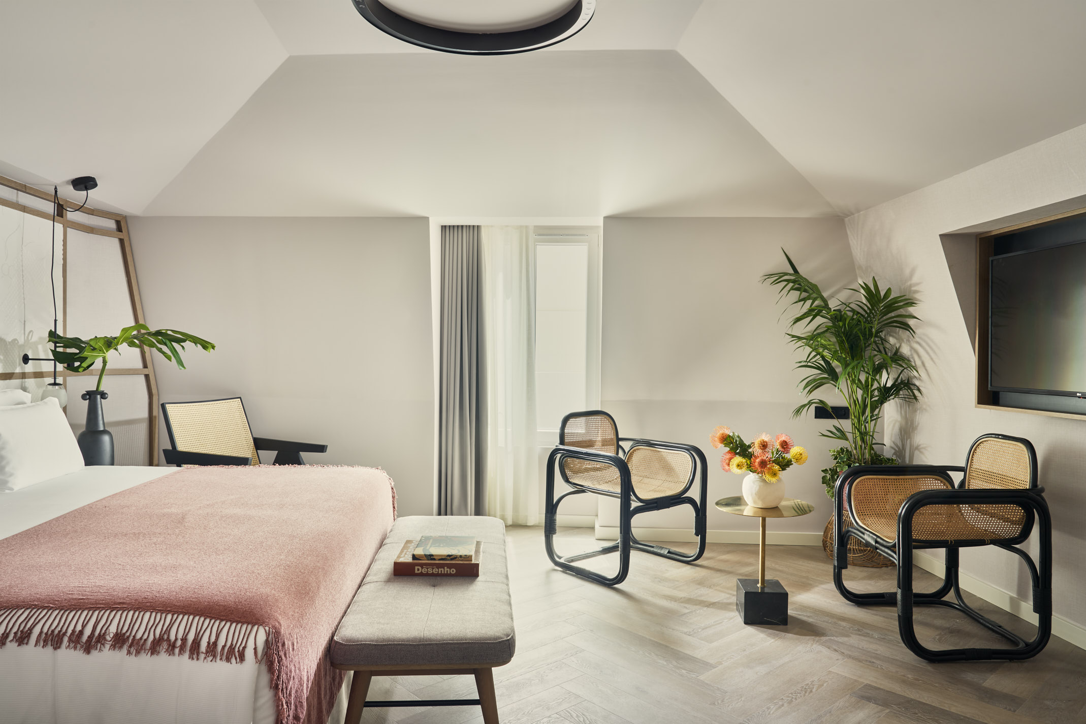 Viaje a Madeira gastronómico, mejor mes del año: una de las habitaciones de Barcelo Old Town Funchal