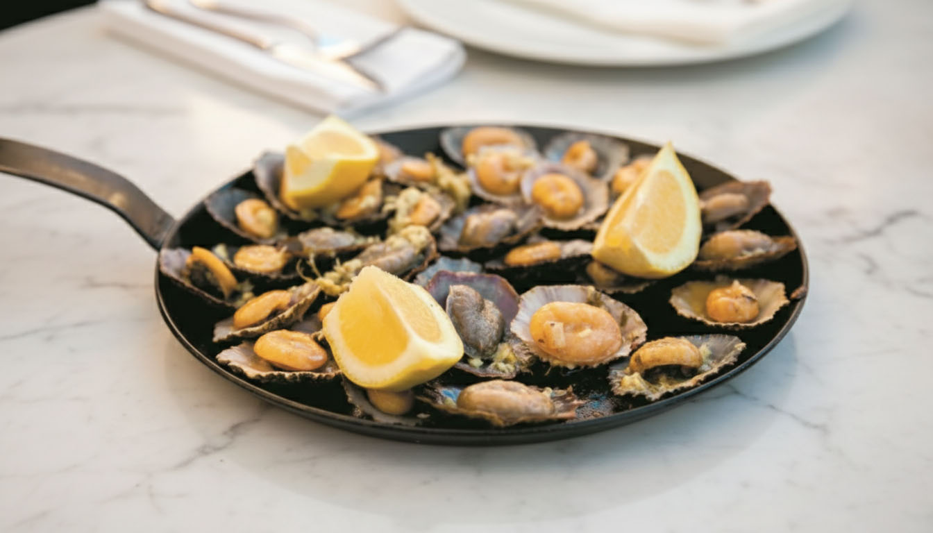 Viaje a Madeira gastronómico, mejor mes del año: un plato de lapas con limón