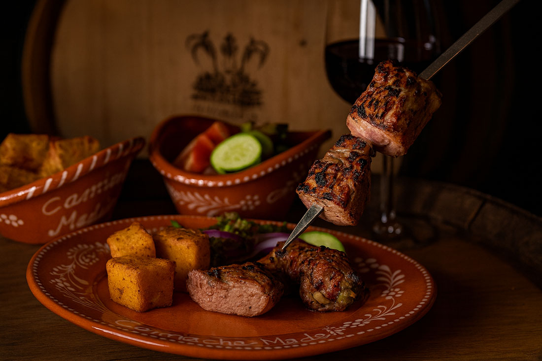 Viaje a Madeira gastronómico, mejor mes del año: un espeto de ternera hecho a la brasa