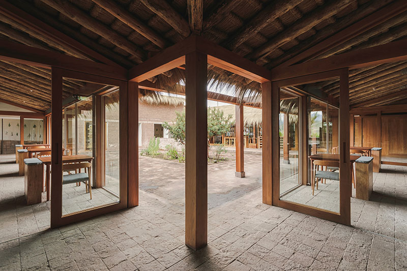 Estudio Soroche amplía el restaurante Mil con un volumen acristalado que conecta los salones con el patio interior