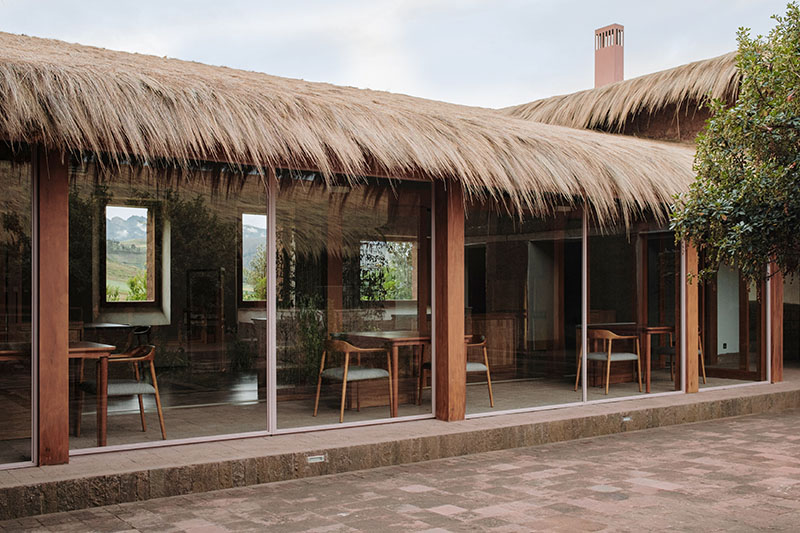 Estudio Soroche extiende el restaurante Mil mediante una estructura perimetral con mamparas de vidrio y techo de ichu