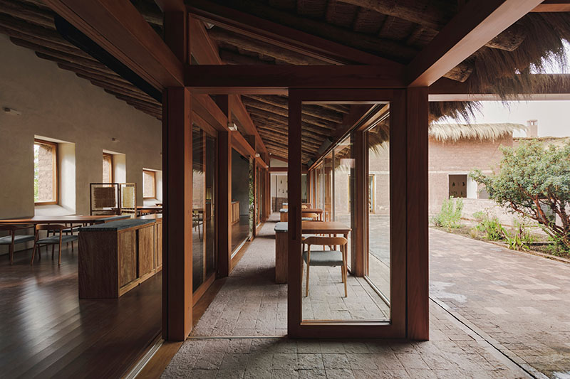 Vista longitudinal del nuevo pasillo de conexión proyectado por Estudio Soroche en el restaurante Mil
