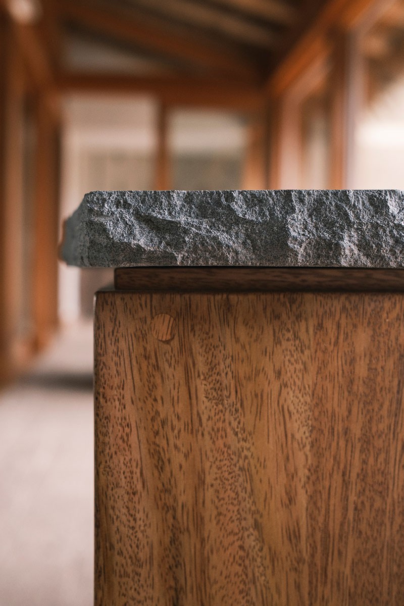 Detalle de piedra andesita sobre mobiliario diseñado por Estudio Soroche para el restaurante Mil