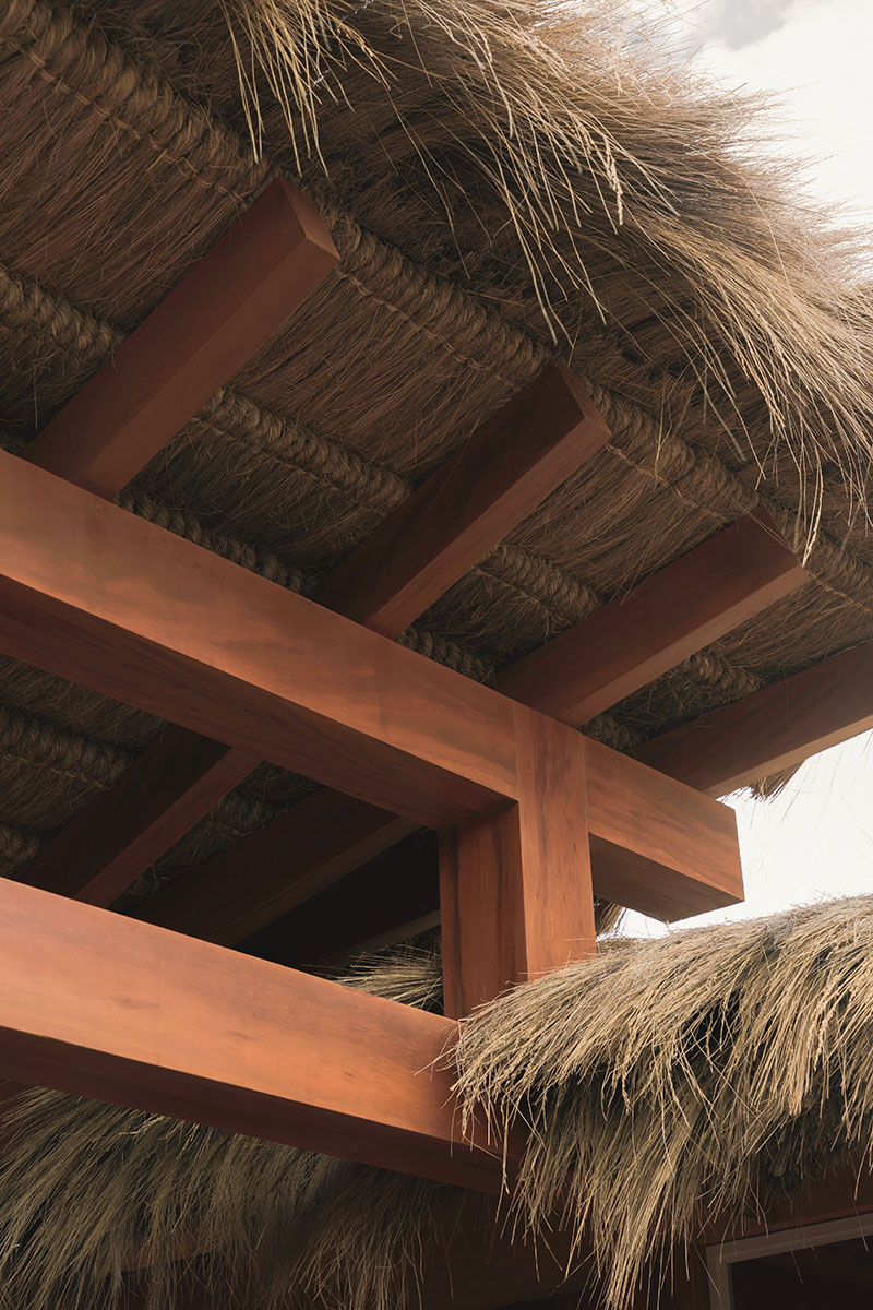 Cubierta de ichu sobre estructura de madera maciza construida por Estudio Soroche para el restaurante Mil