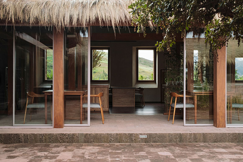 Vista frontal de la ampliación del restaurante Mil con estructura de madera y cristal proyectada por Estudio Soroche