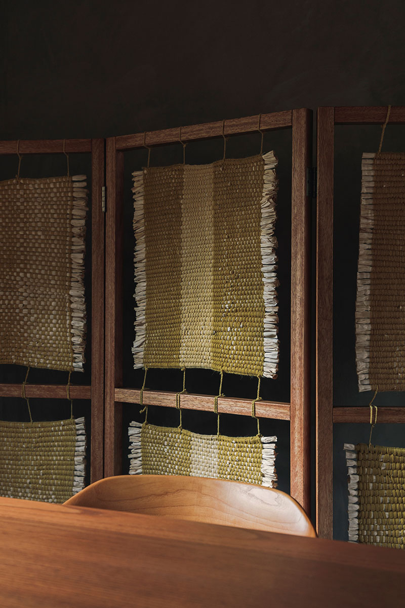 Paneles tejidos instalados por Estudio Soroche en el restaurante Mil como elemento divisor en el interior del salón