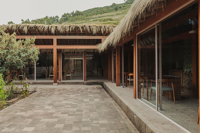 Estudio Soroche amplía el restaurante Mil con un nuevo volumen perimetral que abre el salón al paisaje de Moray