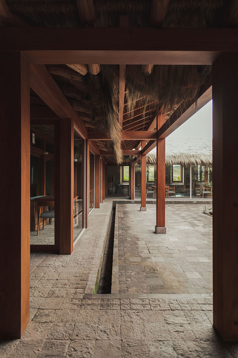 Estudio Soroche incorpora al restaurante Mil un canal de agua exterior como elemento funcional y articulador del recorrido