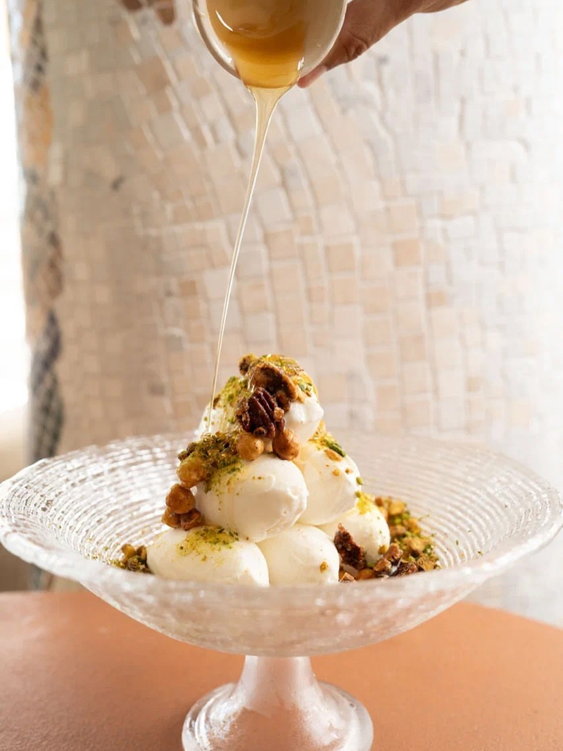 Eva Estepona, un capricho griego en la costa malagueña