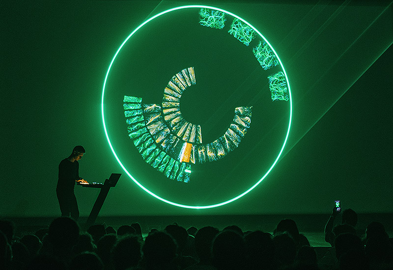 Imagen de músico con teclado en escenario