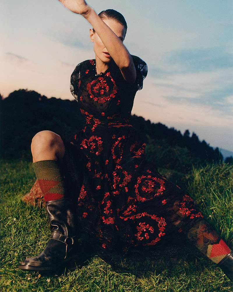 Imagen de mujer vestida con vestido en la naturalez
