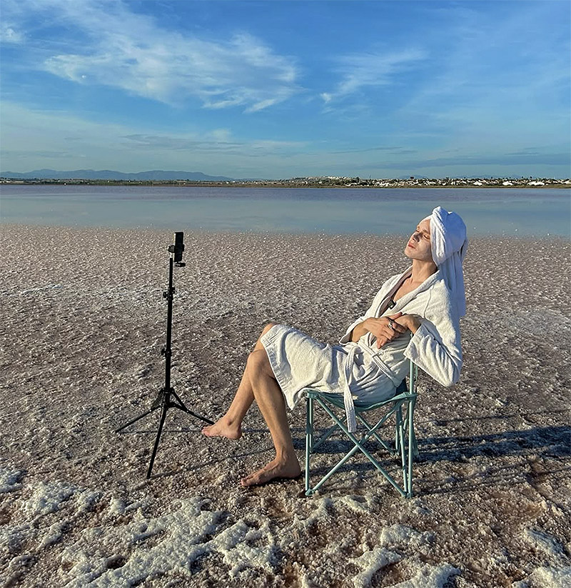 Imagen de hombre con albornoz en la playa.