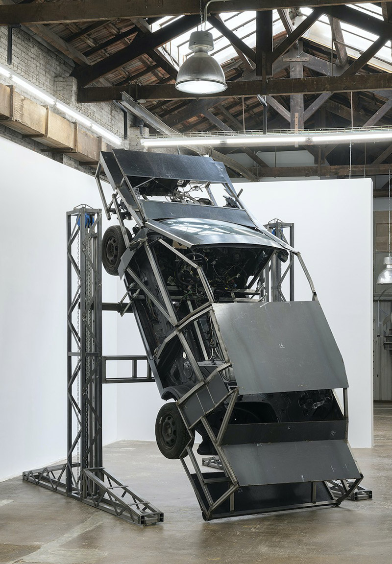 Imagen de un coche en vertical