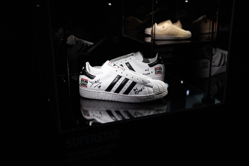 fiesta adidas parís concierto zapatillas Superstar