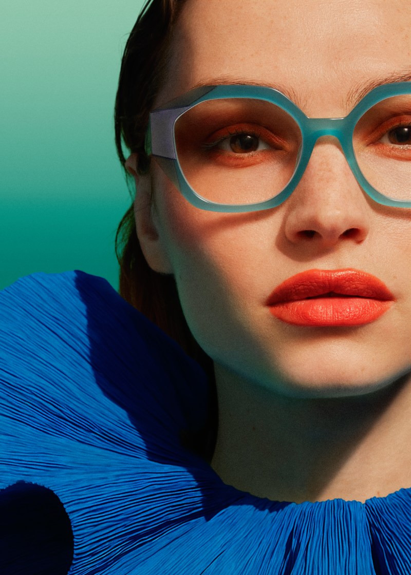 Tendencias de moda otoño 2025: gafas de colores