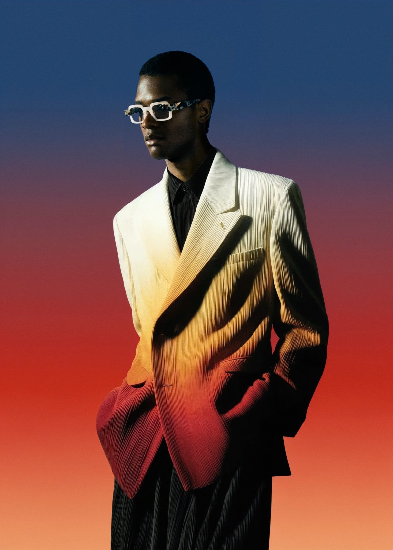 Tendencias de moda otoño 2025: gafas de colores