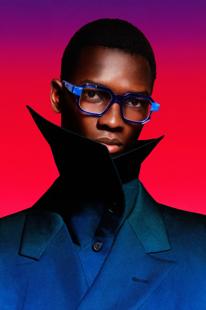 Tendencias de moda otoño 2025: gafas de colores
