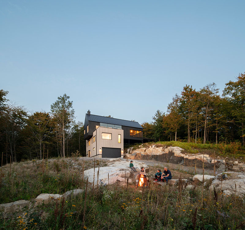 Vista general de la vivienda Le Noroît de Guillaume Pelletier Architecte sobre el escarpe rocoso