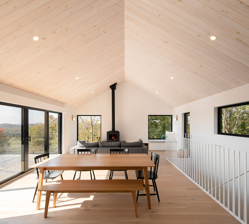 Espacio interior de la sala de estar en Le Noroît, obra de Guillaume Pelletier Architecte
