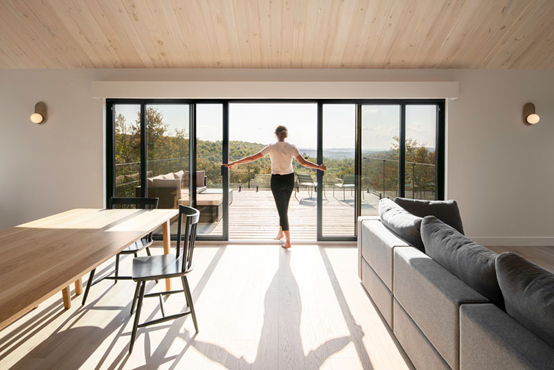 Acceso desde la sala hacia la terraza en Le Noroît de Guillaume Pelletier Architecte
