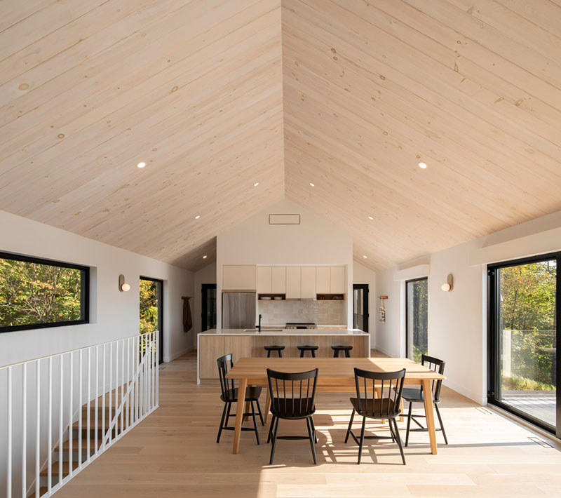 Cocina y comedor de la vivienda Le Noroît diseñados por Guillaume Pelletier Architecte
