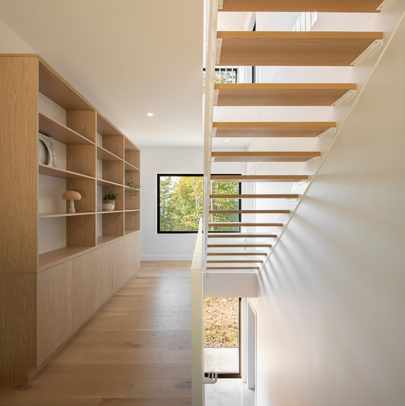 Escalera interior y zona de almacenamiento en Le Noroît, proyecto de Guillaume Pelletier Architecte