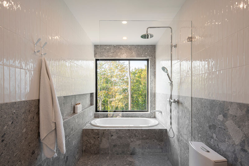 Baño con vistas al bosque en la residencia Le Noroît de Guillaume Pelletier Architecte