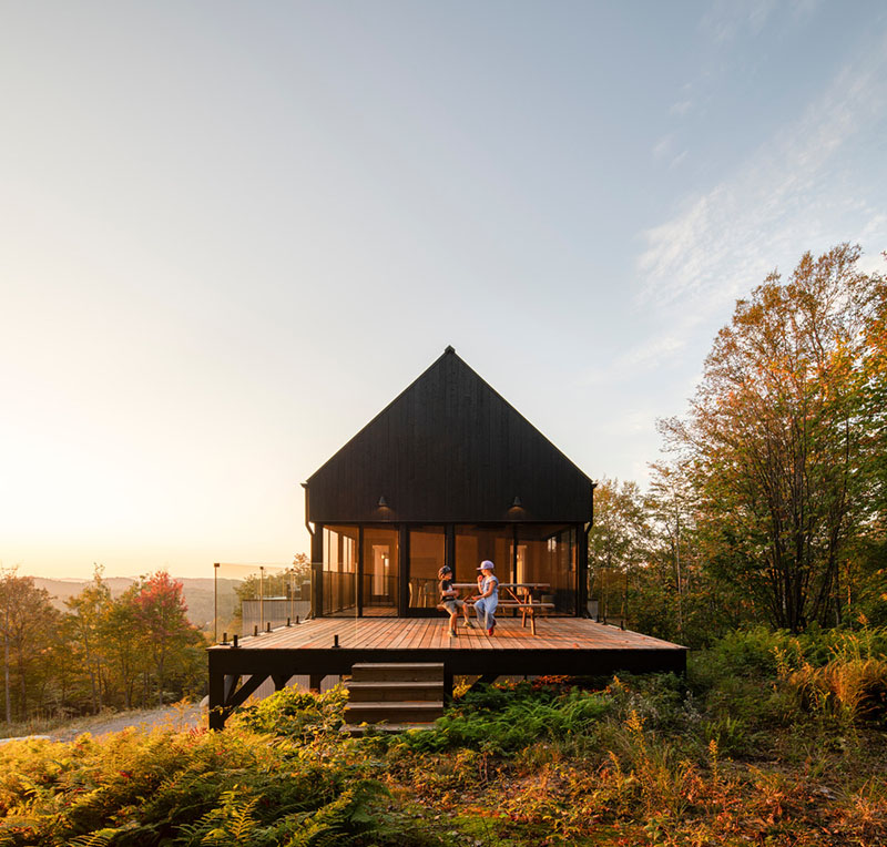 Terraza exterior de la casa Le Noroît realizada por Guillaume Pelletier Architecte
