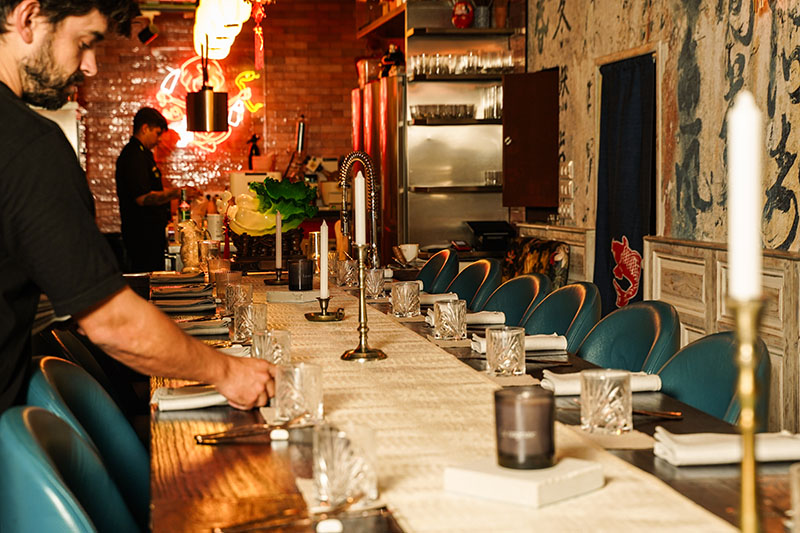 Mesa compartida preparada para el servicio en la nueva temporada de Guru Lab